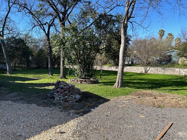 Building Photo - 2BED/2BATH Charming Home Minutes from Down...