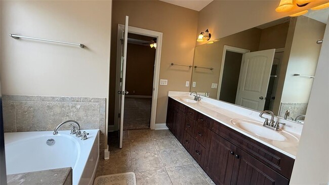 Building Photo - 703 Kingsley Dr