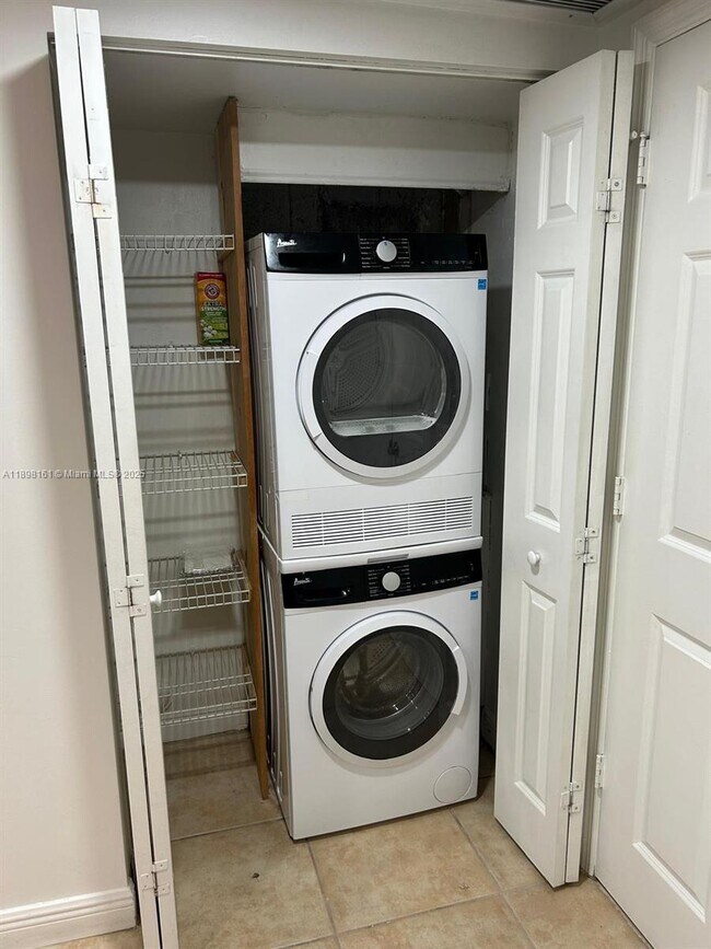 Building Photo - 888 Douglas Rd