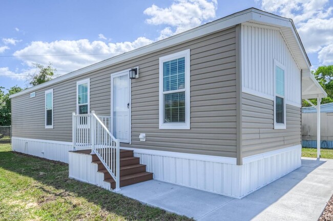 Building Photo - 2410 Skyview St