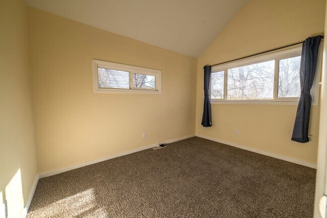 Building Photo - 4-bed, 2-bath home with large back yard
