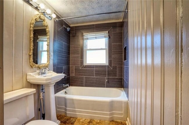 Building Photo - 6163 Lake Lanier Heights Rd