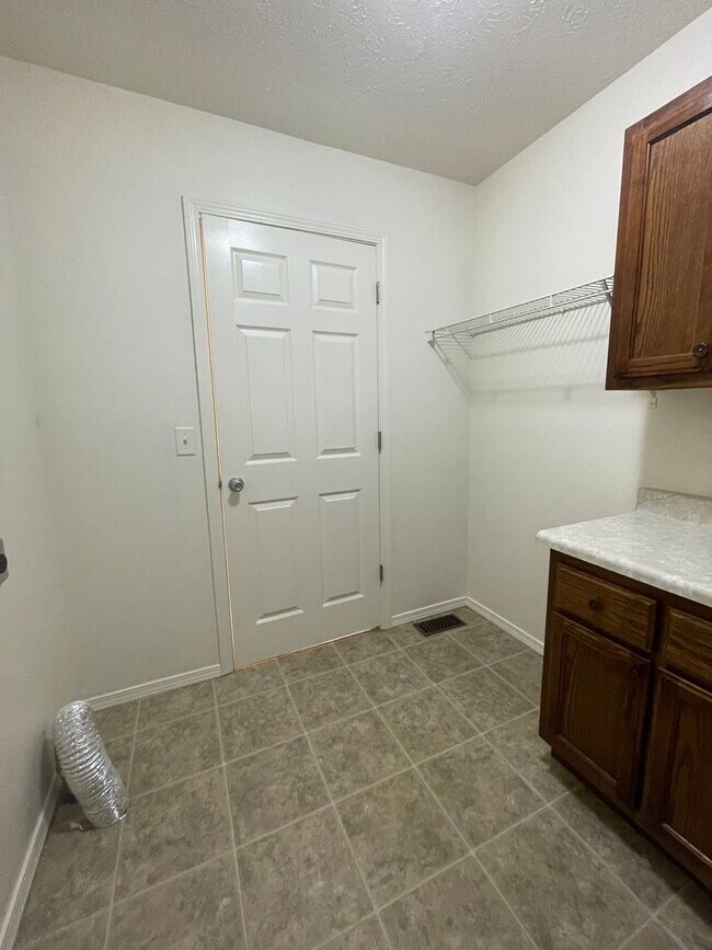 Building Photo - Executive Rental All Brick Home near South...