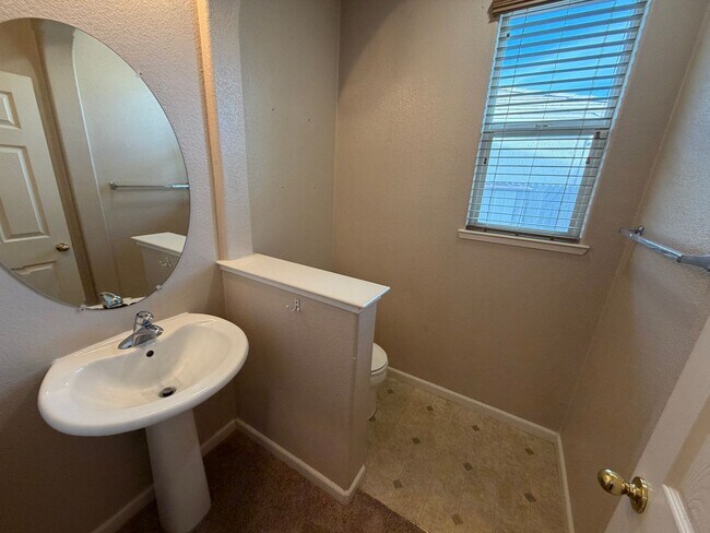 Building Photo - Spacious Home in Quiet Area