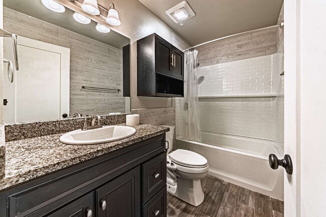 Building Photo - Beautiful Townhome with 3bedrooms and 3 bathrooms, and 1 car garage for rent.