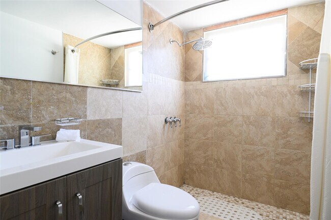 Building Photo - 1020 N Victoria Park Rd