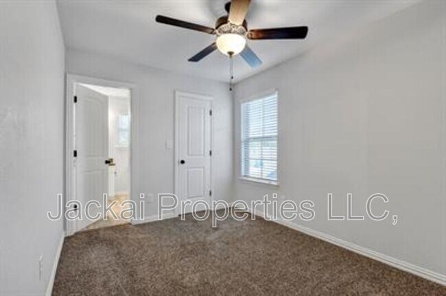 Building Photo - 232 W Lk St