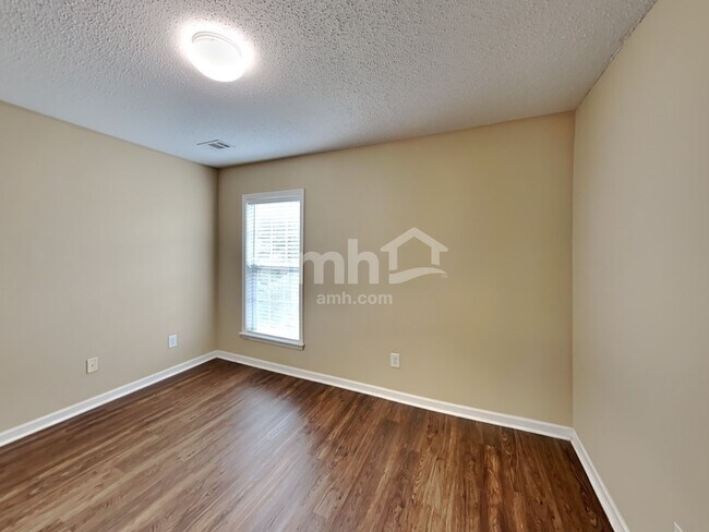 Building Photo - 607 Wallnut Hall Trl