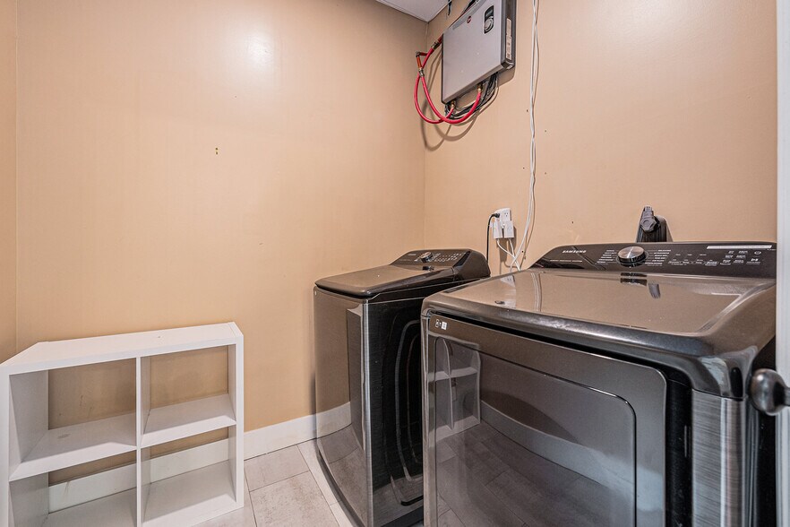 Laundry closet with washer/dryer included - 1816 Gippy Ln