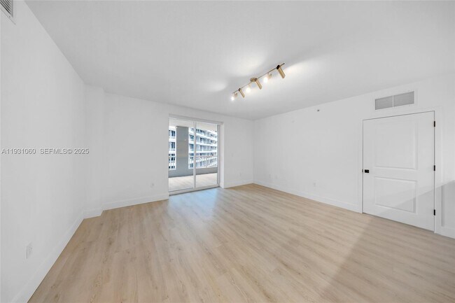 Building Photo - 170 SE 14th St