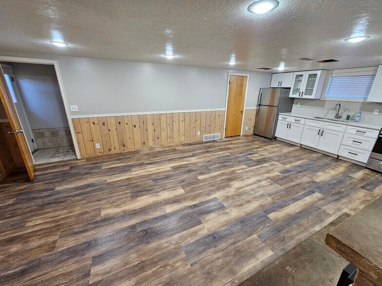Building Photo - 4 E 1100 S