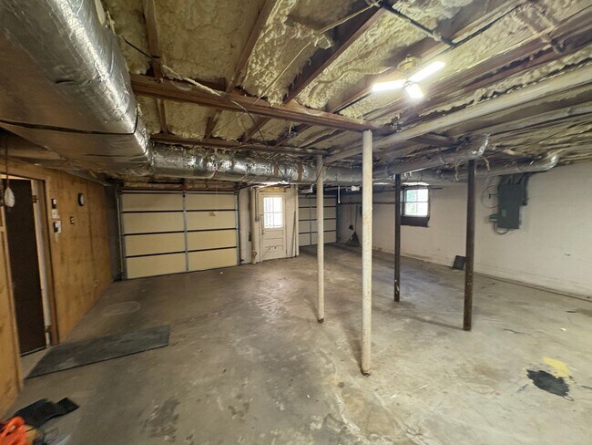 Building Photo - 6808 River Ridge Dr