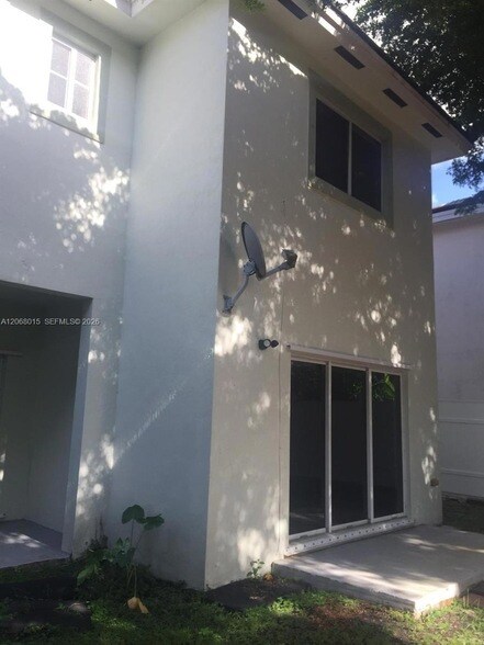Building Photo - 350 NE 31st Terrace