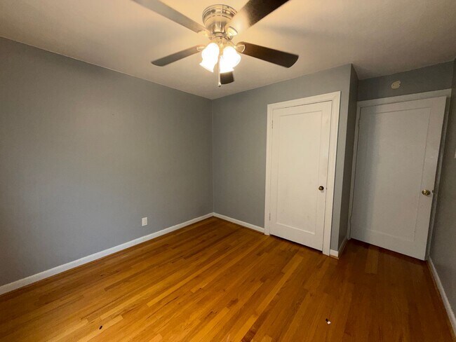 Building Photo - 421 Cannonbury Dr