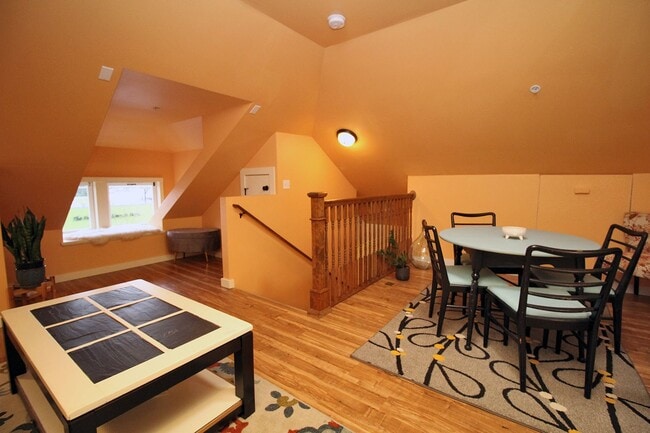 Building Photo - 4033 SE Hawthorne Blvd