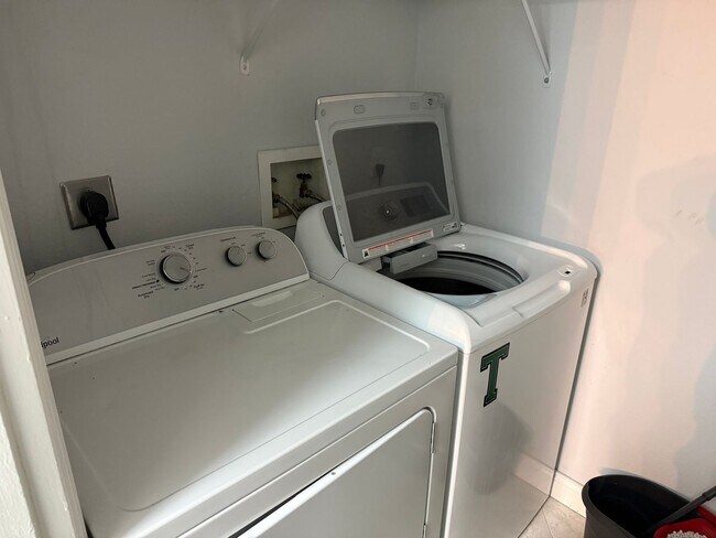 Building Photo - Spacious Furnished 3bd/3ba in Windsor Park! Close to Campus, Surrounded by Nature!