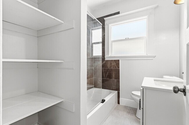 Building Photo - Freshly Renovated 1 Bed, 1 Bath Oakland Home with In-Unit Laundry