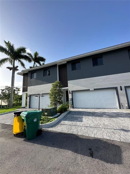 Building Photo - 4627 SW 32nd Ave