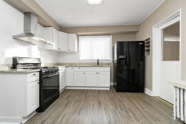 Building Photo - 458 Main St