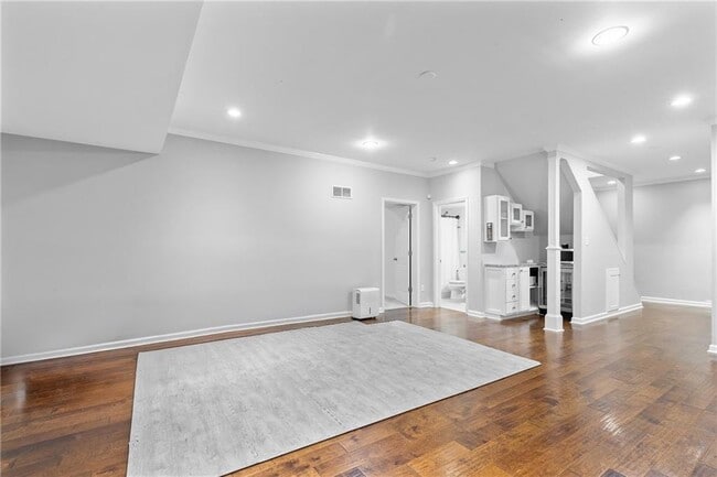 Building Photo - 350 Landing Entry