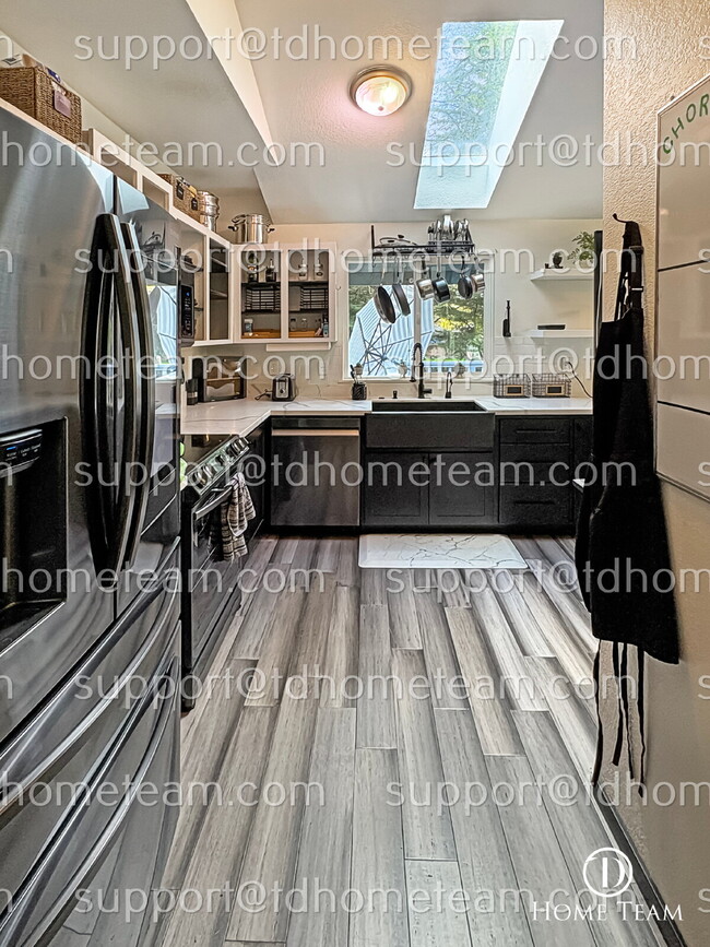 Building Photo - "Charming Lynnwood Home with Finished Base...