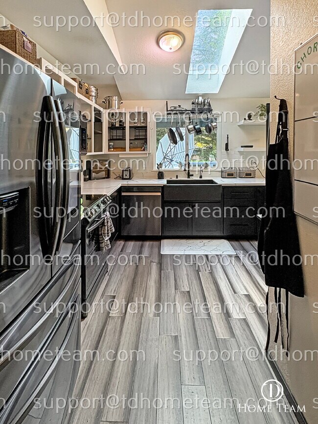 Building Photo - "Charming Lynnwood Home with Finished Basement & Movie Room – Fully Ready for You!"