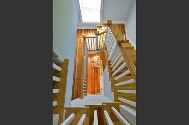 Building Photo - Charming 3-story Home in the Heart of Down...