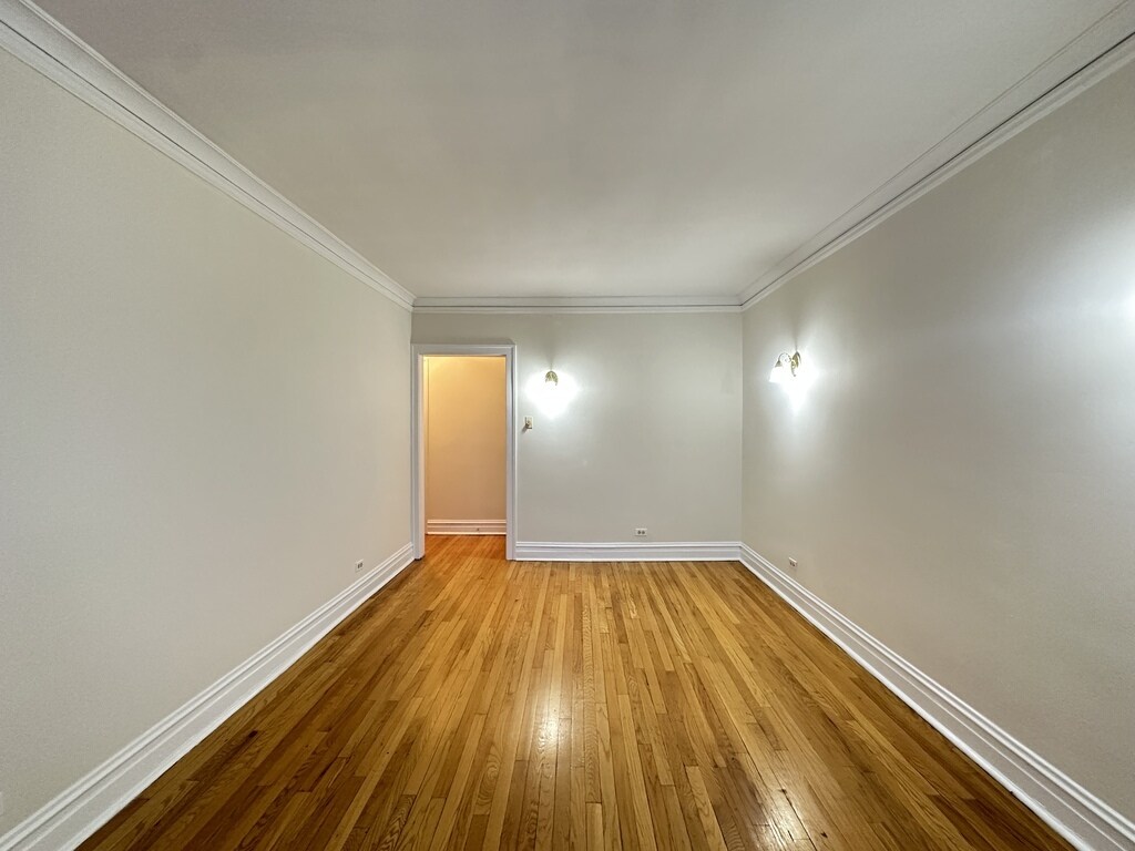 Building Photo - 1913 W Larchmont Ave