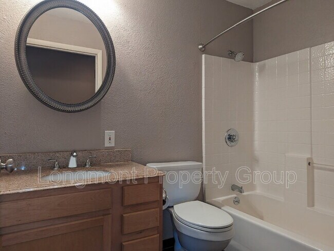 Building Photo - 305 Cottonwood Ct