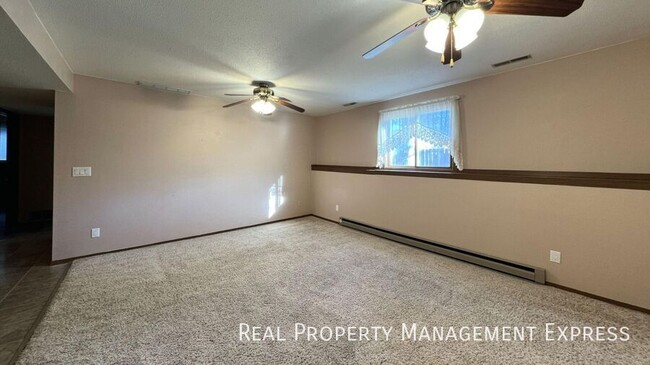 Building Photo - Spacious 4 Bed 2 Bath Single Family Home w...