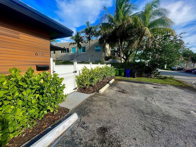 Building Photo - 834 NE 14th Ave