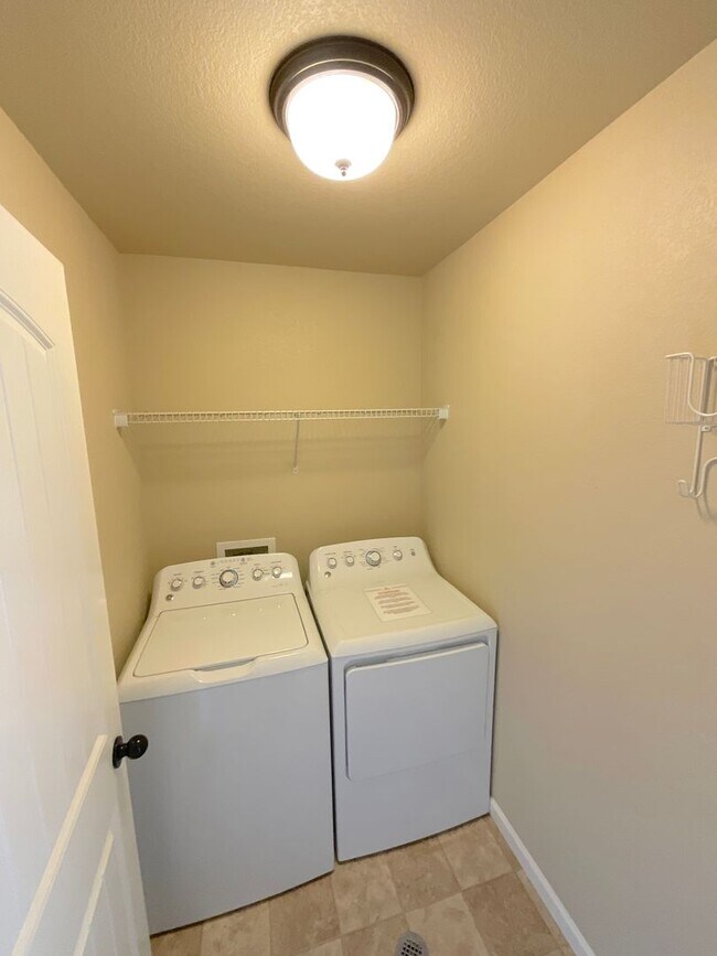 Building Photo - 3 Bedroom Townhome Available Near Dublin B...