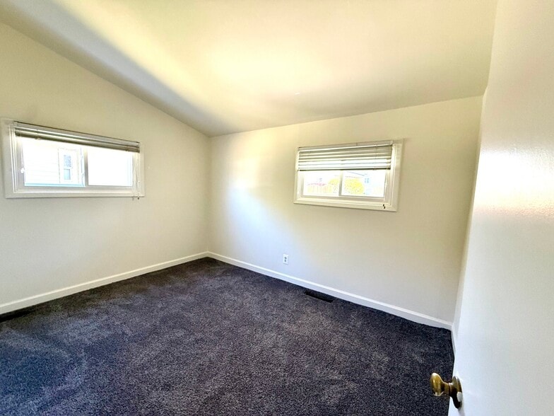 Building Photo - 633 Windsor Ave