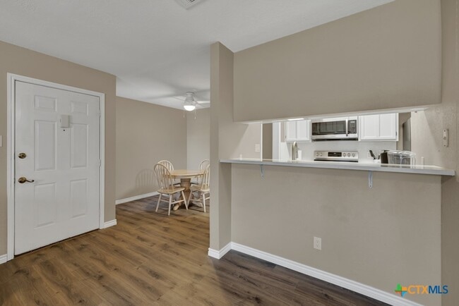 Building Photo - 1202 Thorpe Ln