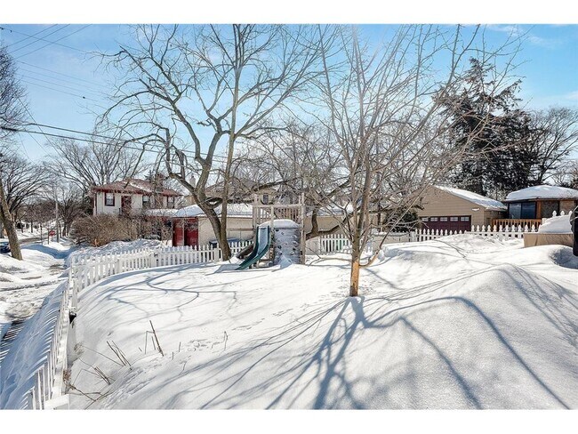 Building Photo - 1517 W 53rd St