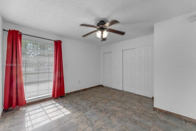 Building Photo - 10832 N Kendall Dr