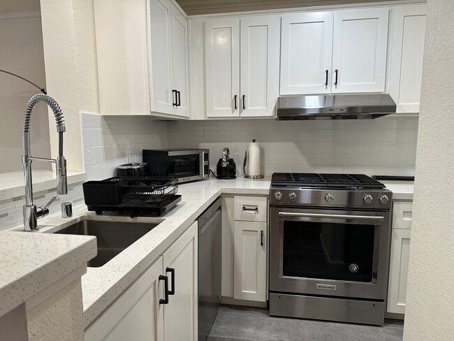 Building Photo - 204 Larkspur Plaza Dr