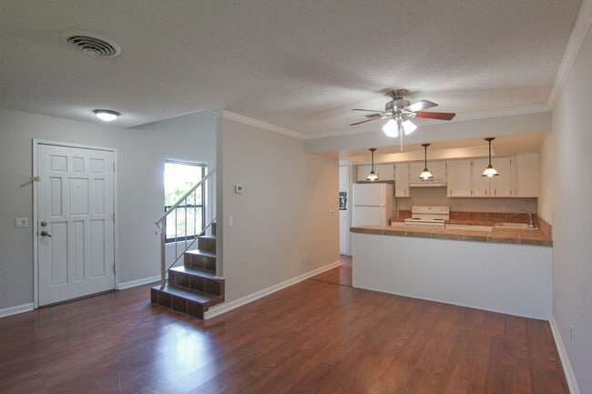 Building Photo - 2 Bedroom Condo for Rent in Redding CA with Pool, Tennis Courts, Garage | The Bluffs