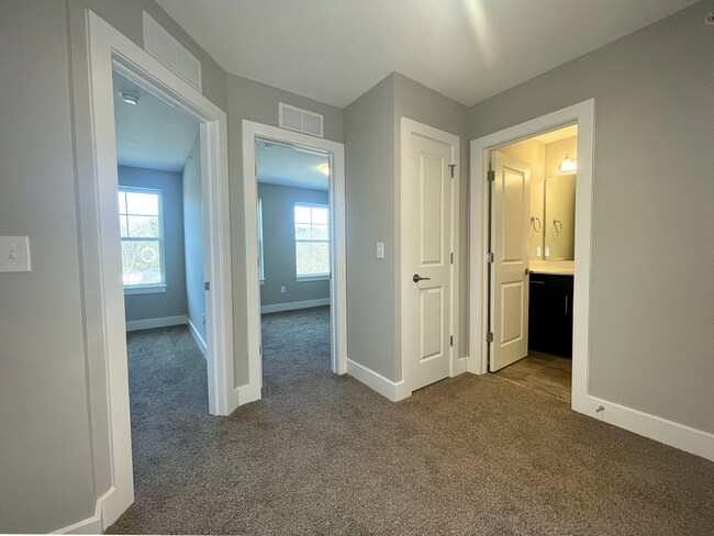 Building Photo - Beautiful 3 Bedroom Townhome in Delmont, P...