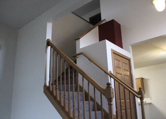 Building Photo - End Unit Townhome *3Bed/2.5 Bath*3 Season Porch! Available 10/1.