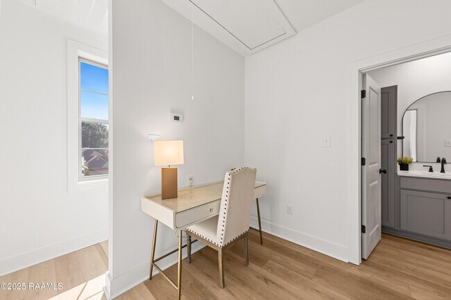 Building Photo - 206 Steiner Oaks