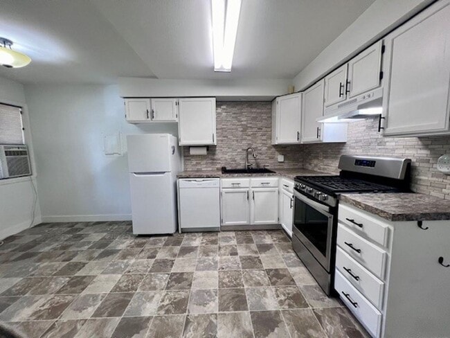 Building Photo - Cute 1 Bd 1 Ba Duplex in Beautiful Blaine!