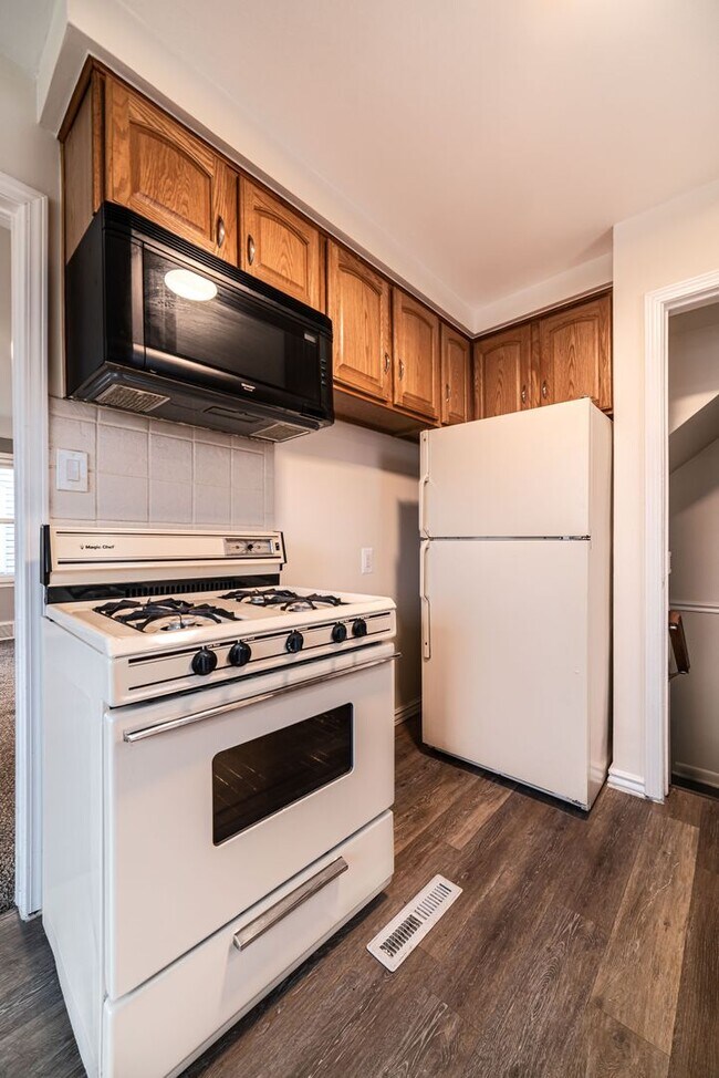 Building Photo - 3 bedroom - 2 bathroom - Lincoln Park - $1...
