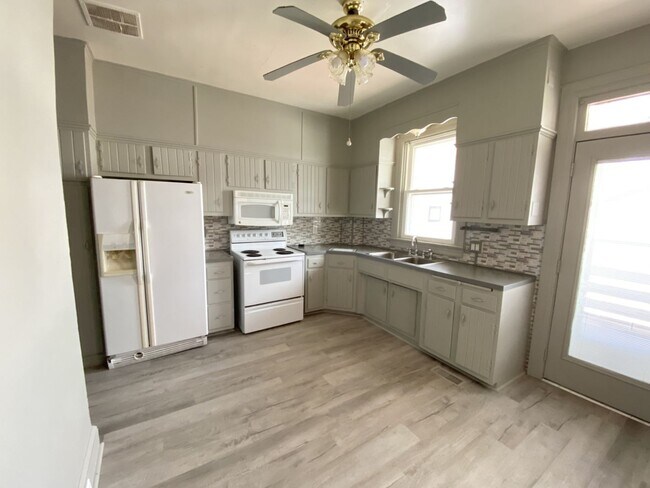 Building Photo - 3 Bedroom Duplex