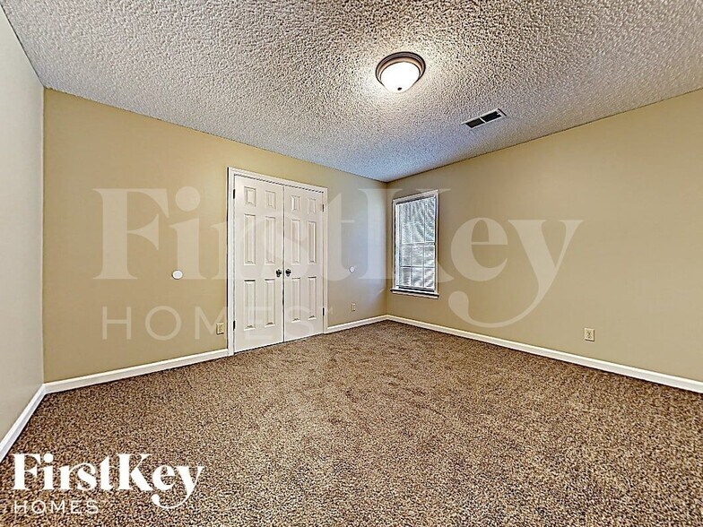 Building Photo - 3718 Old Creek Cove