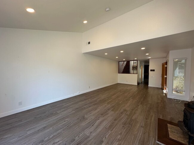 Building Photo - Huntington Beach Home