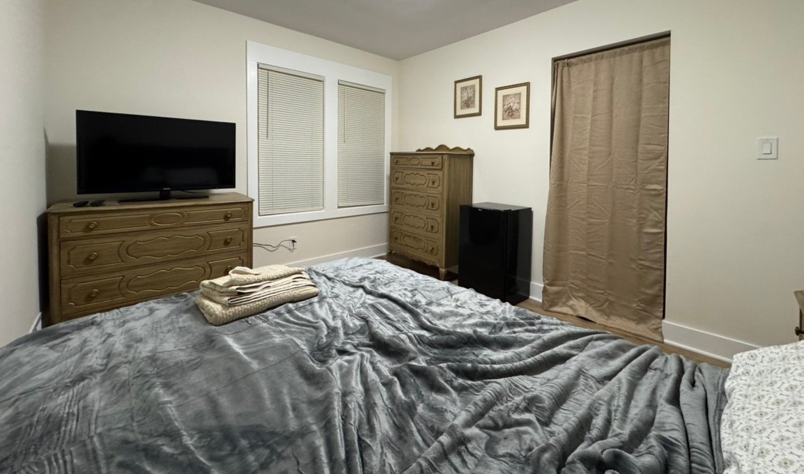 Building Photo - 220 W Buena Vista St