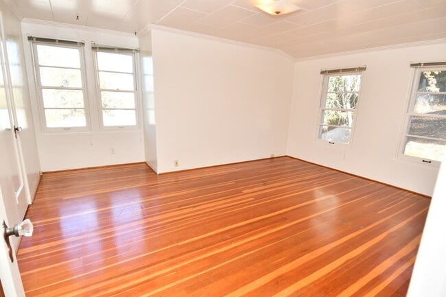 Building Photo - 1368 SE Overlook Ave