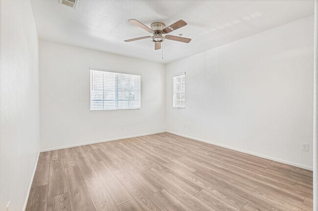 Building Photo - 25892 Iris Ave