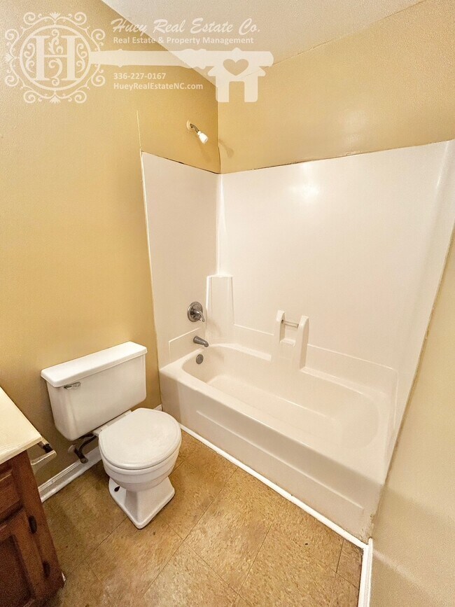 Building Photo - 206 Robin Ln